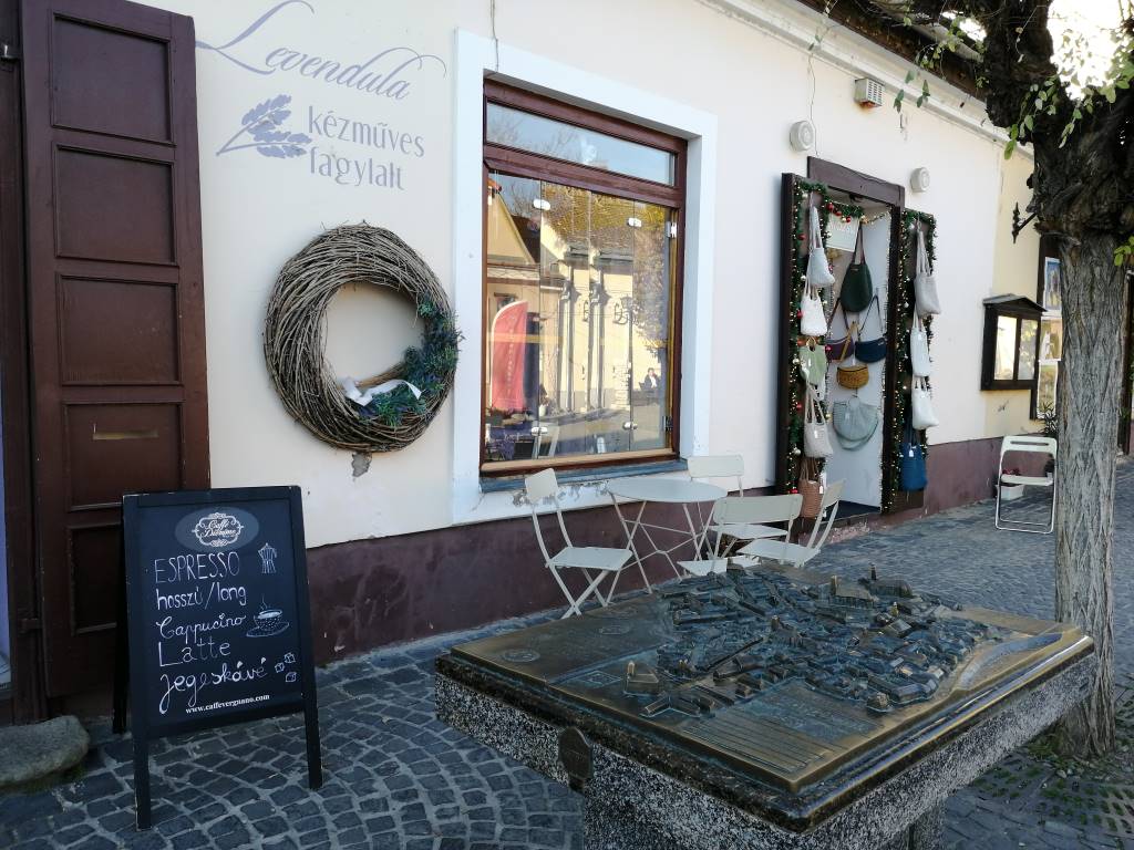 A kép jobb alsó sarkában látható a vakok és gyengénlátók számára Szentendre belvárosáról készült makett - Szentendre, Dumtsa Jenő utca