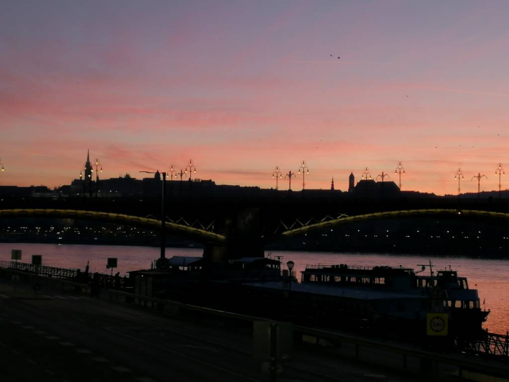 Naplemente a pesti oldalról a Margit-híd és Buda felé tekintve - Budapest, 13. kerület