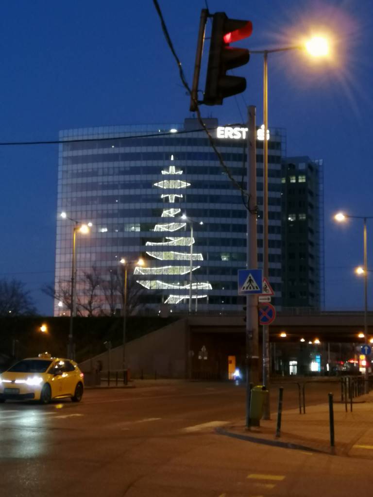 Az Erste Bank irodaházának díszkivilágítása az Árpád-hídnál - Budapest, 13. kerület