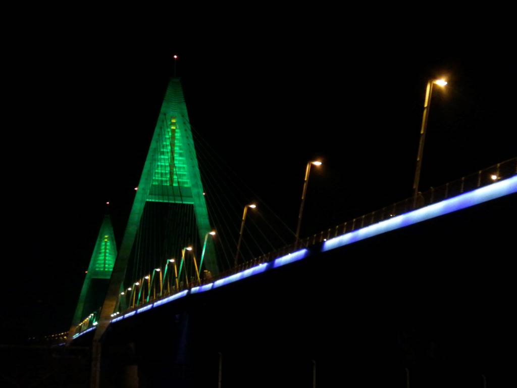 A Megyeri-híd 2024-es karácsonyi díszkivilágítása a kerékpárút felől - Budapest, 4. kerület