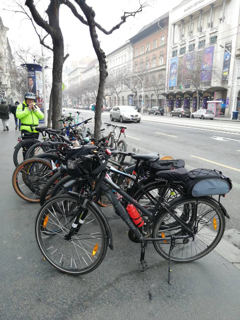 A Nagykörút mentén tértünk be egy vendéglátóhelyre kicsit felmelegedni, enni, forró csokit inni - Budapest, 5. kerület