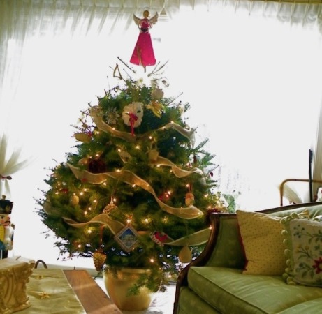 space-saving-christmas-tree-pot.jpg