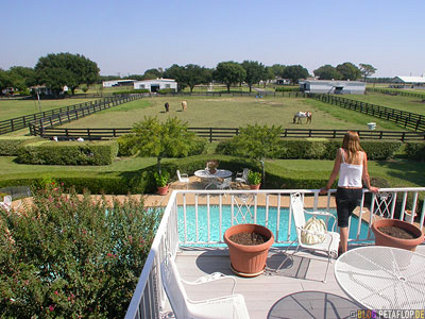 balcony-terrace-terrasse-balkon-swimming-pool-southfork-ranch-dallas-tv-series-serie-dallas-texas-tx-usa-dscn7584.jpg