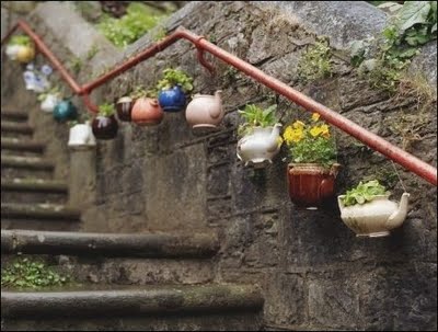 Szűk helyeken, nyitott lépcsőházakban, vagy éppen erkélyek korlátain is jól mutatnak a növények, ha máshogy nem, fellógatott cserepekben. Balkonokon sokkal dekoratívabb az ilyen összeállítás, mint az egyszerű virágládák használata.