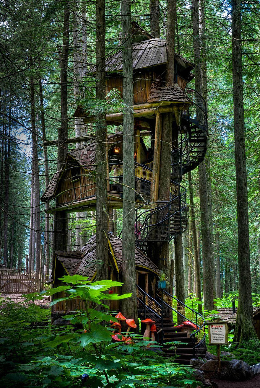 Three Story Treehouse (British Columbia, Canada) &lt;br /&gt;Ez az emeletes kanadai lombház csupán kiállítási darab, de aki Revelstoke városban jár, feltétlen nézzem eg közelről!