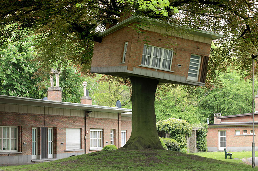 Senior Center Turned Treehouse (Belgium)<br />Ez a lombház tulajdonképpen egy művészeti projekt része, a TRACK elnevezésű fesztiválra készült, és a háttérben látható épületek kicsinyített mása.