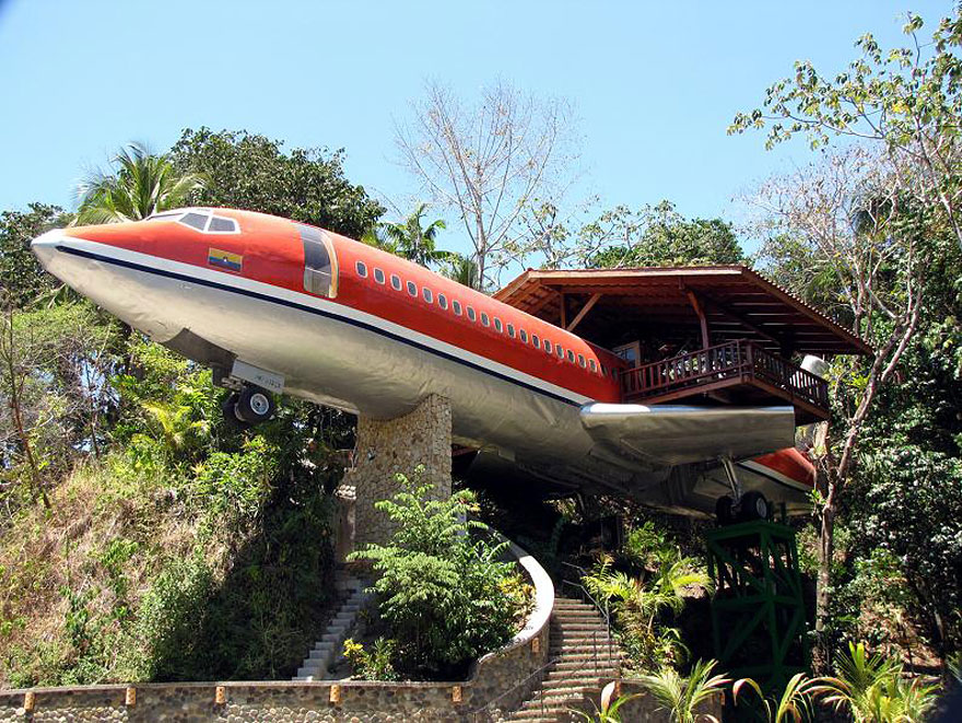 Plane Treehouse (Costa Rica) <br />Ez a rendhagyó lombház összesen 240.00 dollárból készült el, hogy luxuslakásként működhessen. A pilótafülkében egy jacuzzi található.