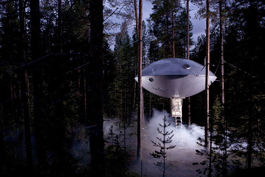 UFO Lombház (Svédország)<br />A bizarr UFO lombház tulajdonképpen egy hotel szobája, ugyanez a hotel kínálja a lejjebb látható madárfészek lombházat is a szállóvendégeknek.