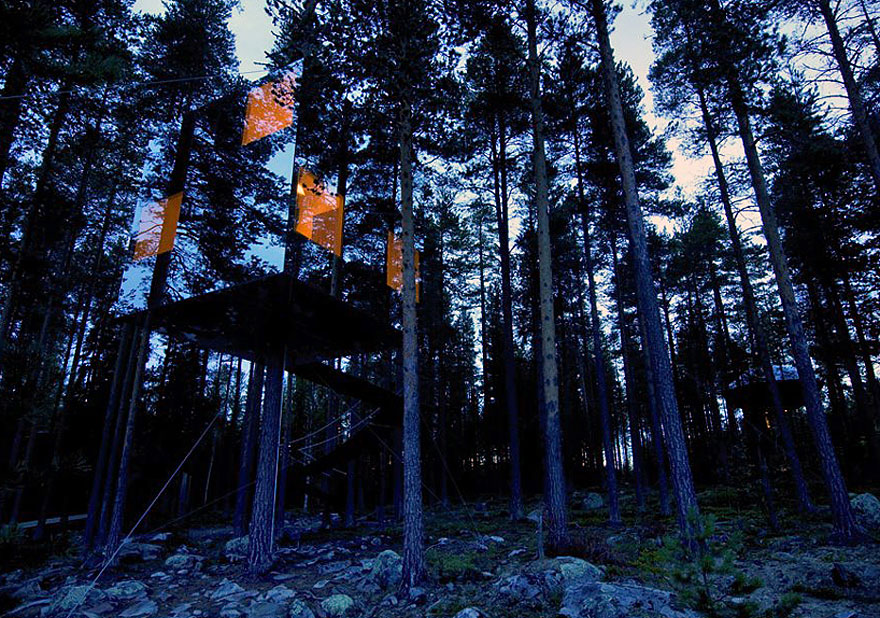 Mirror Tree House (Svédország)<br />A trükkös tükrös lombház elképesztő látványt nyújt, és egyben újraértelmezi a rejtekhely fogalmát. Az építmény egy hotel része.