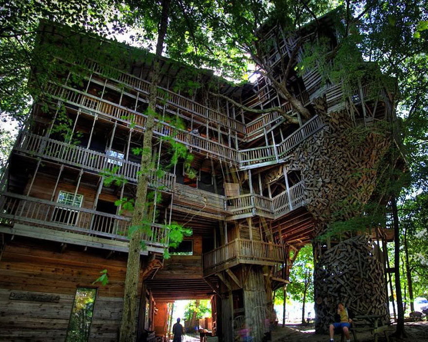 Minister’s Treehouse (Crossville, Tennessee, USA)<br />Ez a világ legnagyobb lombháza, érdekessége, hogy kizárólag újrahasznosított faanyagból épült.