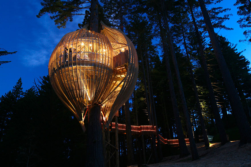 Yellow Treehouse Restaurant, New Zealand &lt;br /&gt;Az Aucklandben található csigahéj alakú lombház egy étterem, egyszerre 18 vendéget tud fogadni.