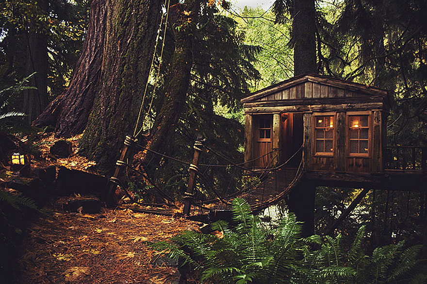 Lombház Seattle-ben (USA)<br />A meséket idéző külalakkal rendelkező lombház extrája, hogy függőhídon közelíthető meg.