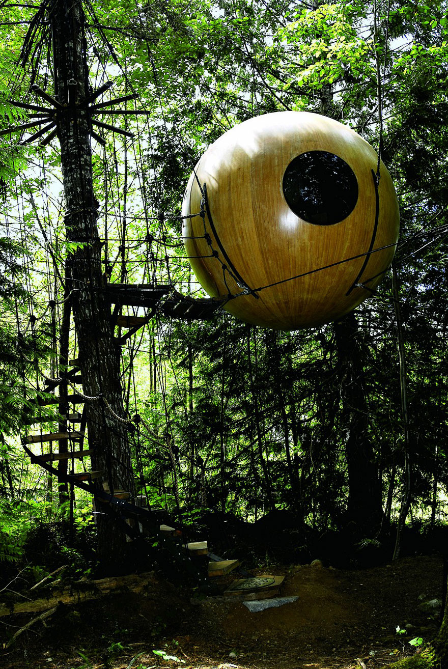 Free Spirit Sphere Treehouses (Canada)&lt;br /&gt;Gömb alakú kanadai lombházak, melyek között kötélhágcsókon lehet közlekedni