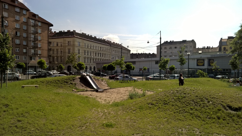 Csillagos ötös jár a tervezőknek a kis dombokért, amik a gyerekeknek roppant izgalmassá teszik a játszóteret