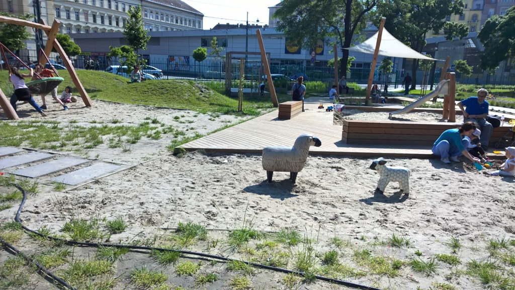 Igazán játékos játszótér, a homokozó pedig napvitorlával fedett, óriási pirospontjár érte