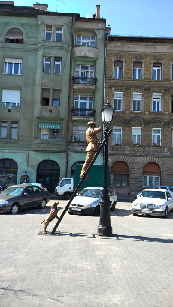 A lámpagyújtogató, aki állítólag helytelenül ábrázolt, ugyanis nem létrával, hanem egy hosszú rúddal dolgozott