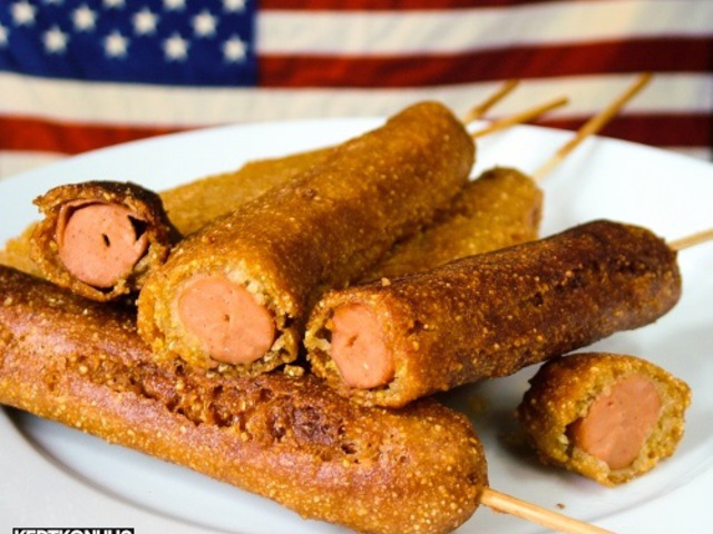 A "kukoricás kutya" (corn dog)