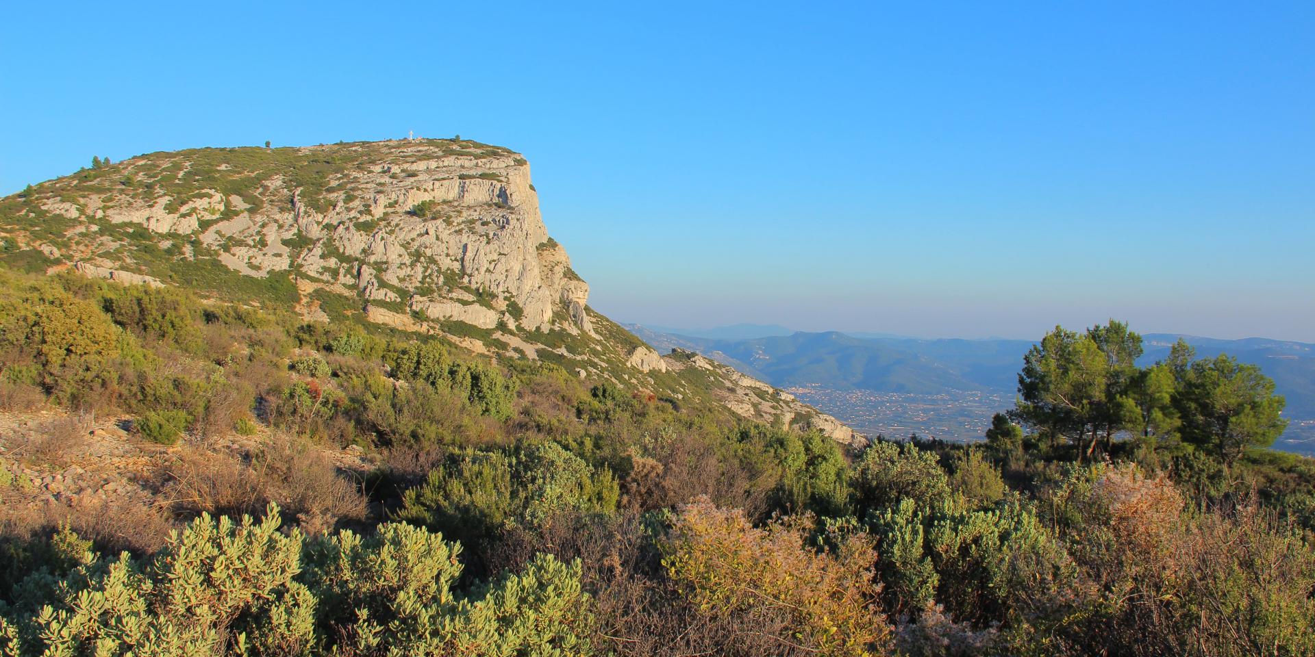 garrigue-garlaban-sommet-nature-massif-de-letoile-provence-oti-aubagne-1920x960.jpg