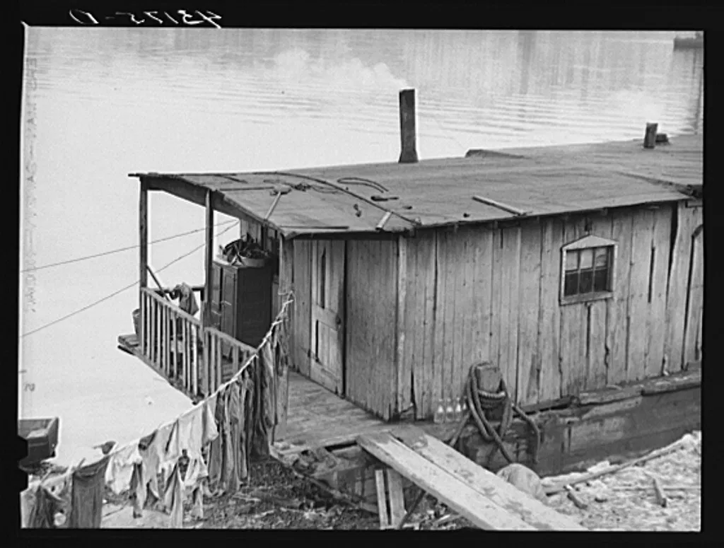 houseboat-on-the-ohio-river-at-rochester-pennsylvania-1940_2.jpg