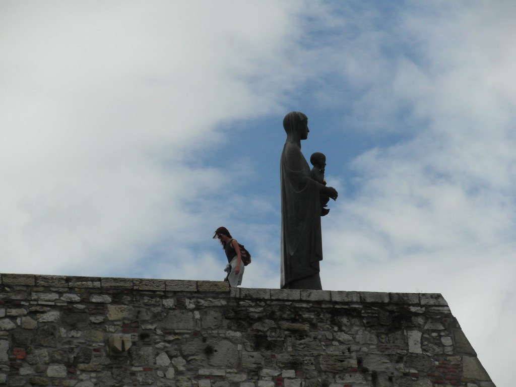 Pont felállt valaki mellé, így láthatóak a méretek.