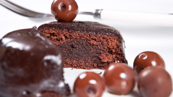Csokoládés minitorta rumos meggyel és Unicummal