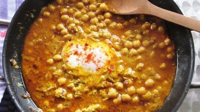 Csicseriborsó curry buggyantott tojással