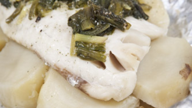 Fóliában sült hal fehérborban párolt medvehagymával
