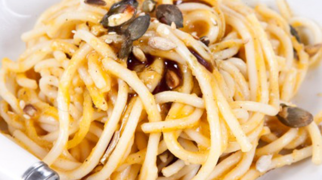Sütőtökmártásban sült spagetti pirított tökmaggal és tökmagolajjal