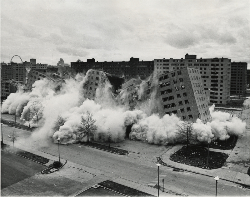 pruitt-igoe-collapses.jpg