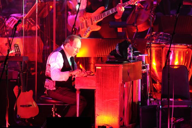 07_hans-zimmer_live-on-tour-2016_foto_steve-gillet.jpg