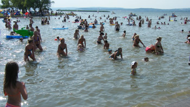 A nyitott strandokat bezárja, a magán „élményfürdőnek” 2,5 milliárdot ad a Fidesz