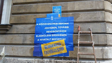 Demokrácia felfüggesztve - leszedték a Választási Iroda épületét jelző táblákat