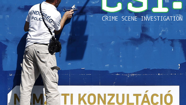 Kit véd a rendőrség, amikor a Fidesz plakátjait védi?