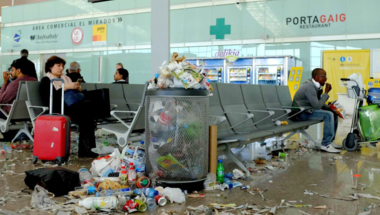 Így néz ki egy repülőtér, ha sztrájkolnak a takarítók