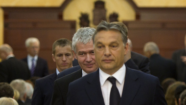 A Polt Péteri ügyészség mintájára kebelezné be a Fidesz a bíróságokat politikai ügyekben