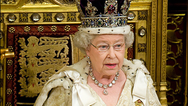 Már Erzsébet királynő is tájékozódik a magyar helyzetről