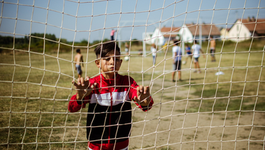 Mert minden gyereknek jár a gyerekkor – Tiszavasváriban focipálya épült