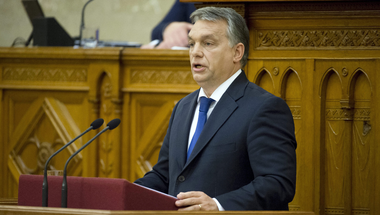 Orbán nem a terroristák, hanem a menekültek ellen háborúzik