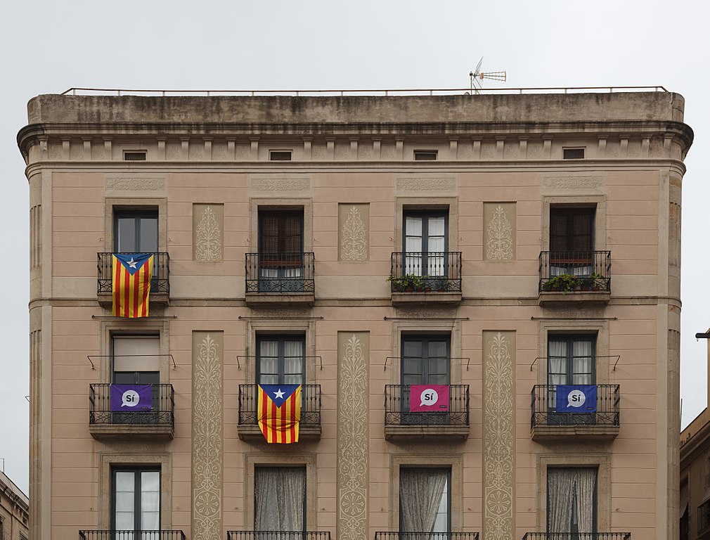 1011px-catalan_independence_referendum_2017_flags_3.jpg