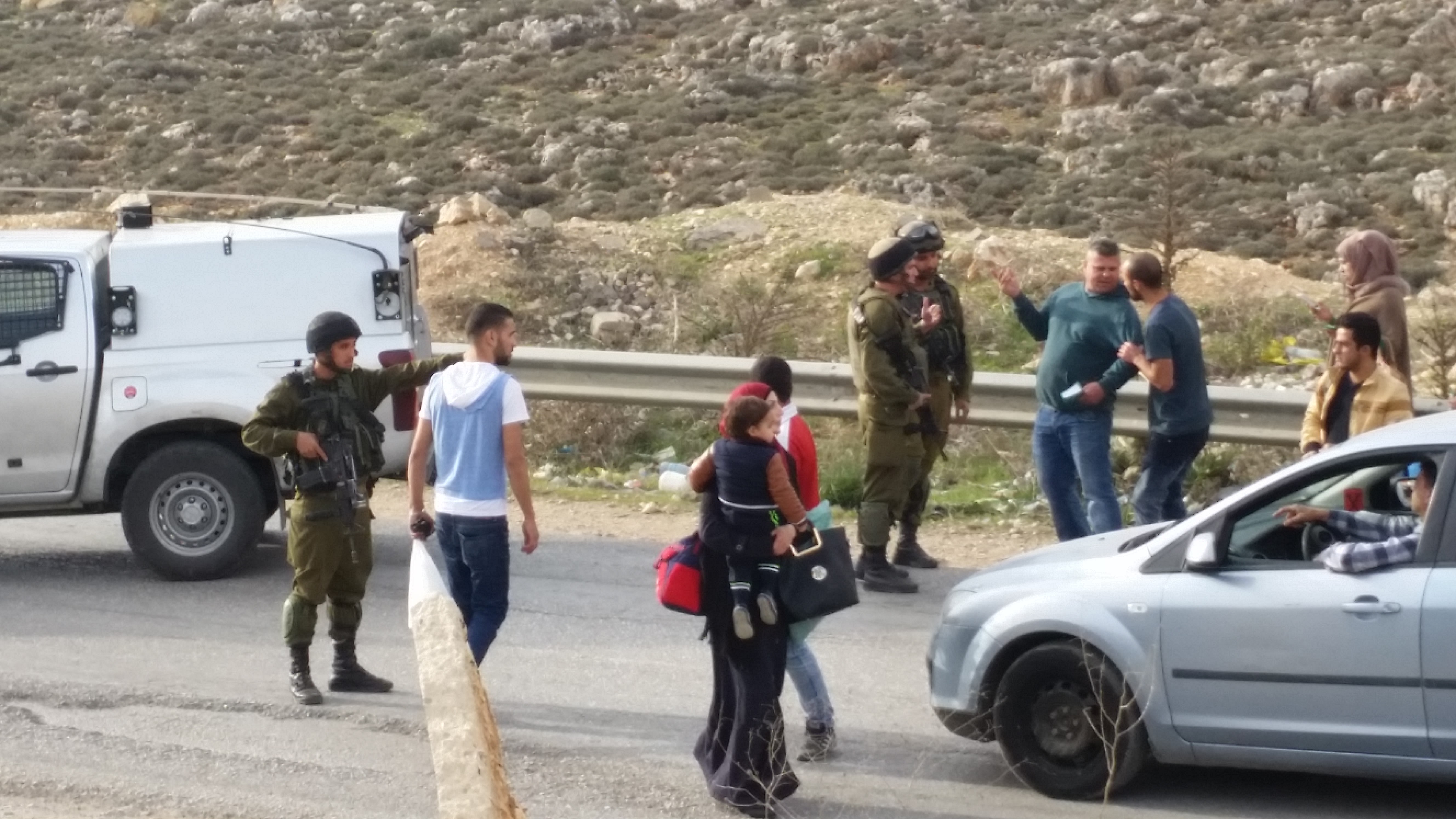 Izraeli katonák útlezárása Rammalah egyik kivezető útjánál. Többnyire, ahogy ebben az esetben is, mindenféle indok nélkül történnek ezek az útlezárások.<br />