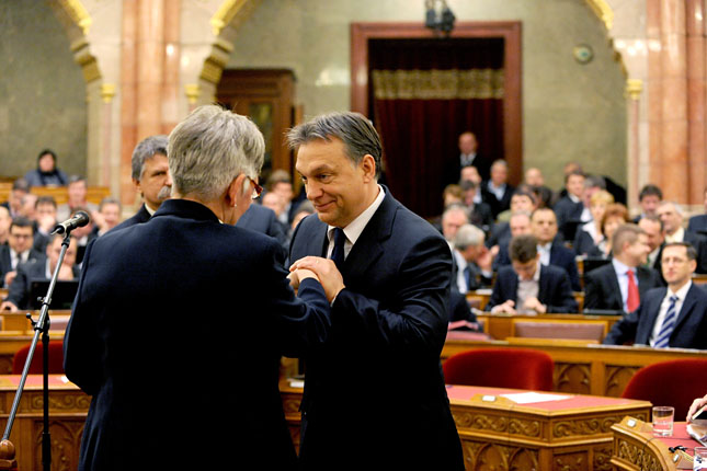 20111228-orban-viktor-parlament-nemeth-laszlone3.jpg