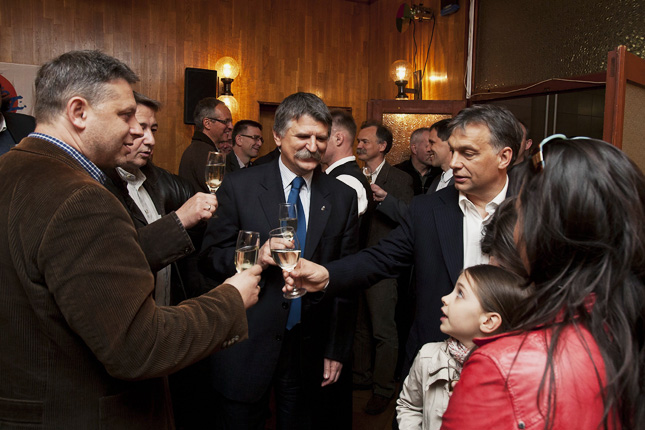 20120330-orban-viktor-gyermekei-tarsasagaban-koccint.jpg