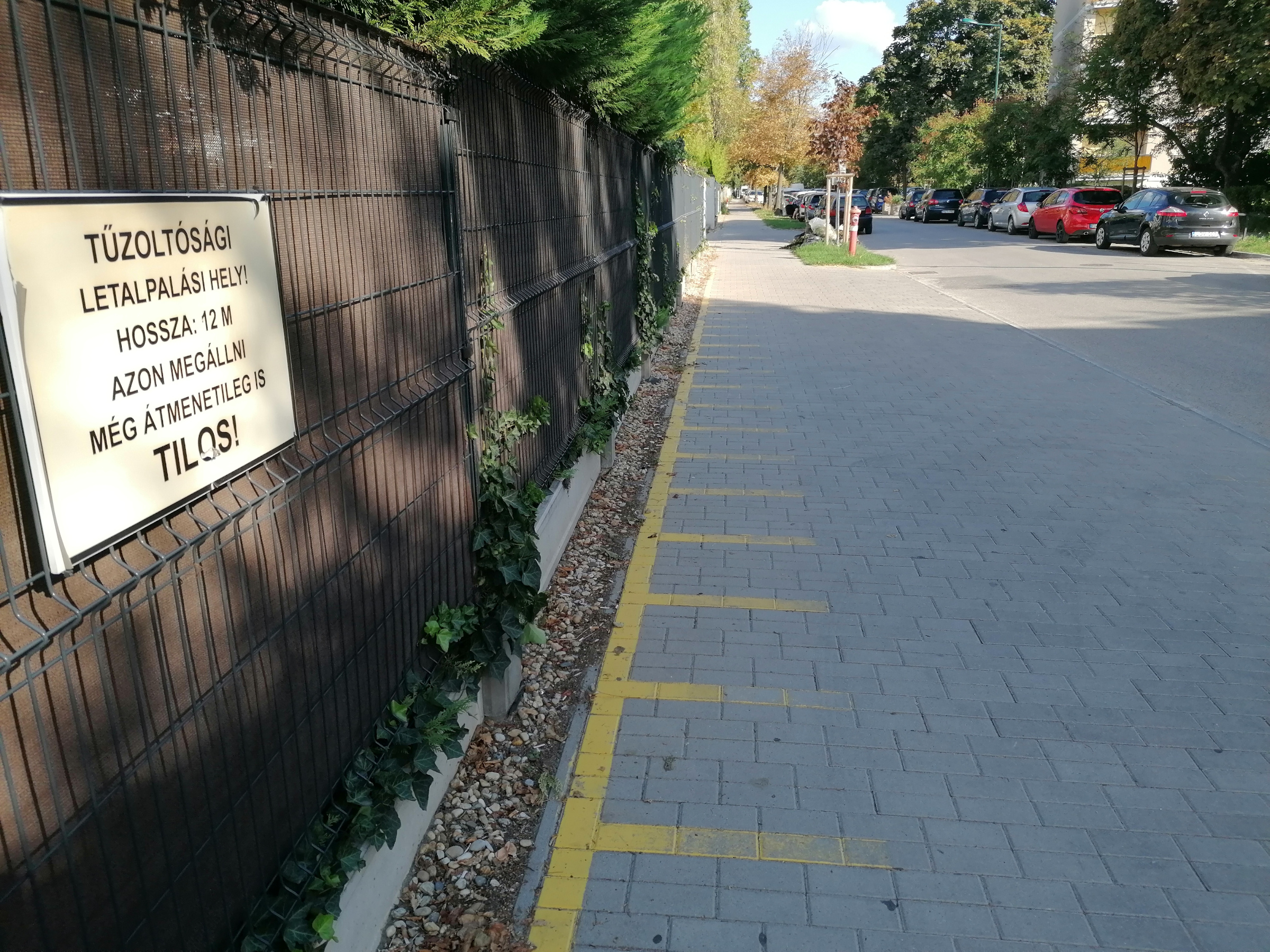 Tűzoltóparkoló.