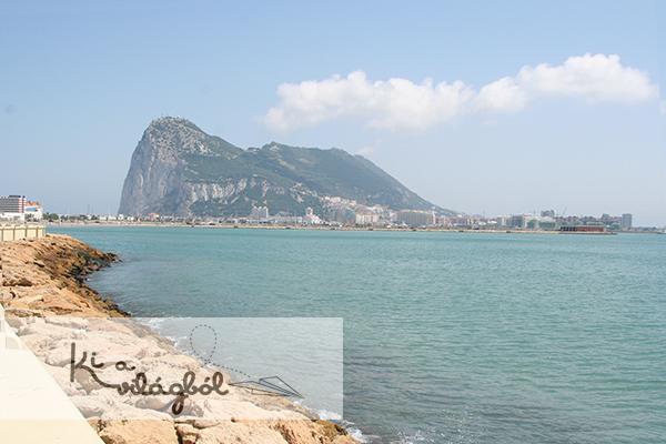 A Szikla, vagyis a Rock of Gibraltar már messziről látszik