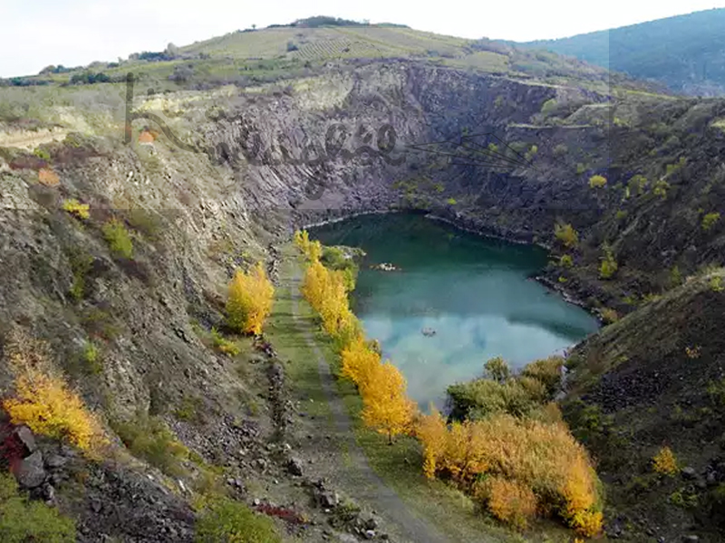 A bányató az Áldó Krisztus szobor irányából