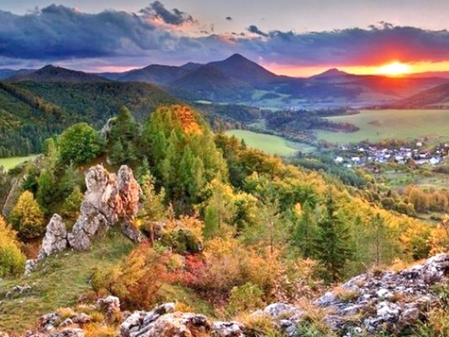 A Sztrázsó-hegység várai és csodasziklái