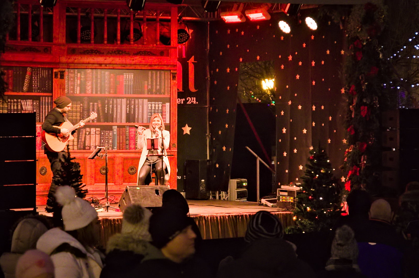 MerryGoRound Duó koncertje a főtéri színpadon