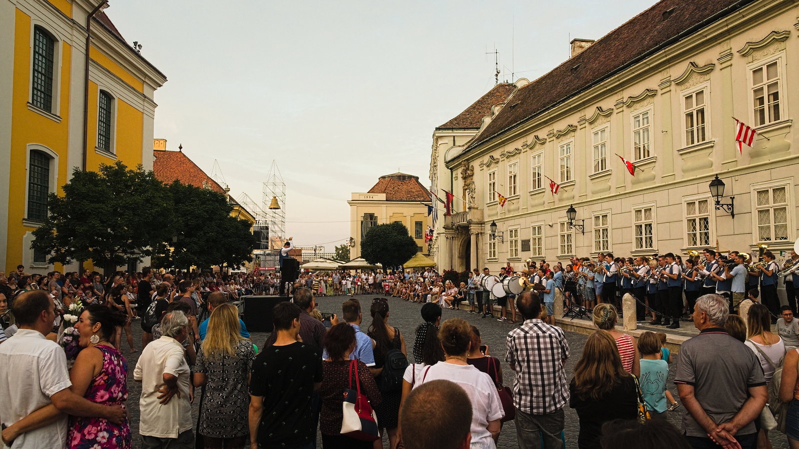 Elég nagy tömeg volt a térzenén, este 8 körül