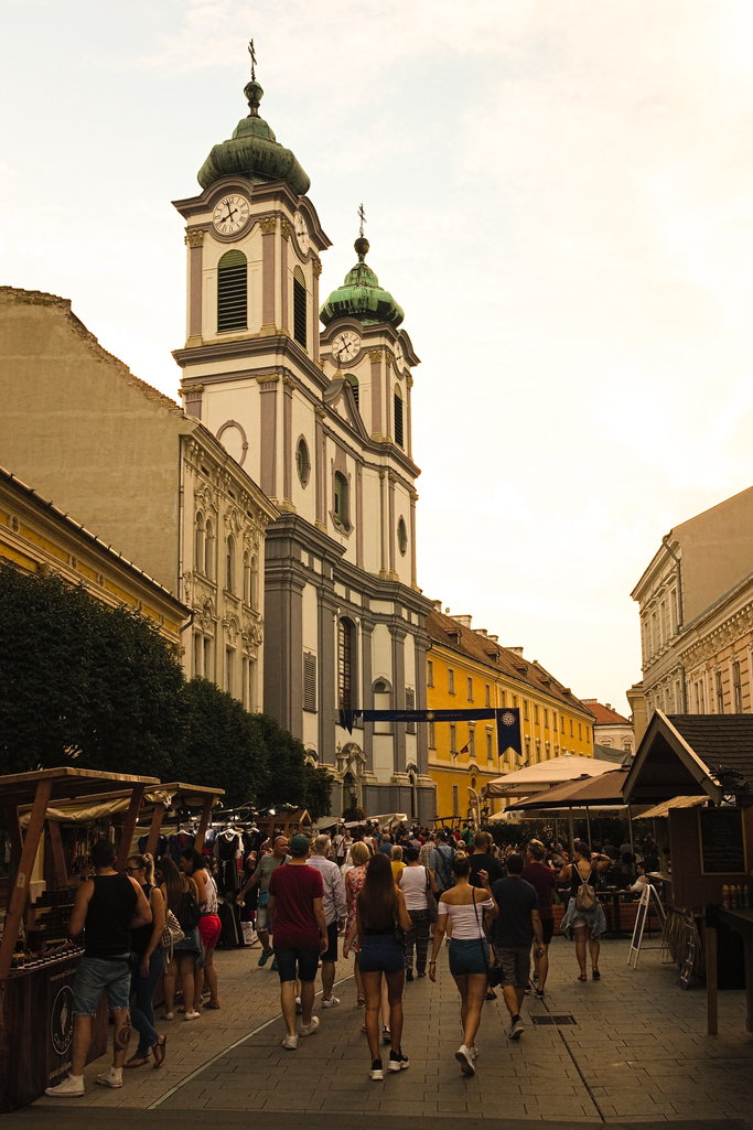 A tömeg aztán elindult a Budapest Bárra...