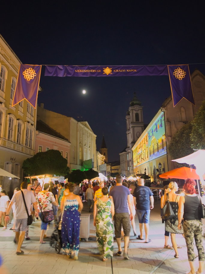 Idén csak ilyen bannerek jutottak, tavaly még zászlókkal volt tele minden